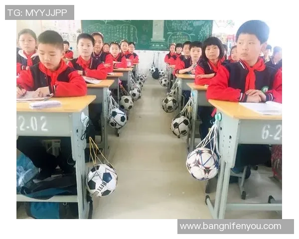 课桌挂钩创意设计灵感源自足球球星展现运动与学习结合魅力