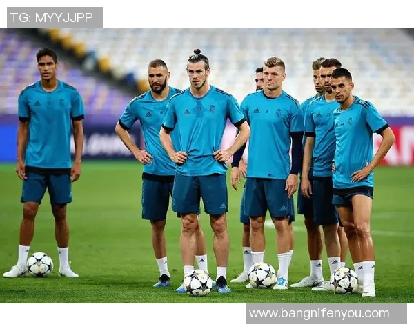 足球巨星齐聚一堂精彩合照拼接展现球场荣耀与传奇瞬间